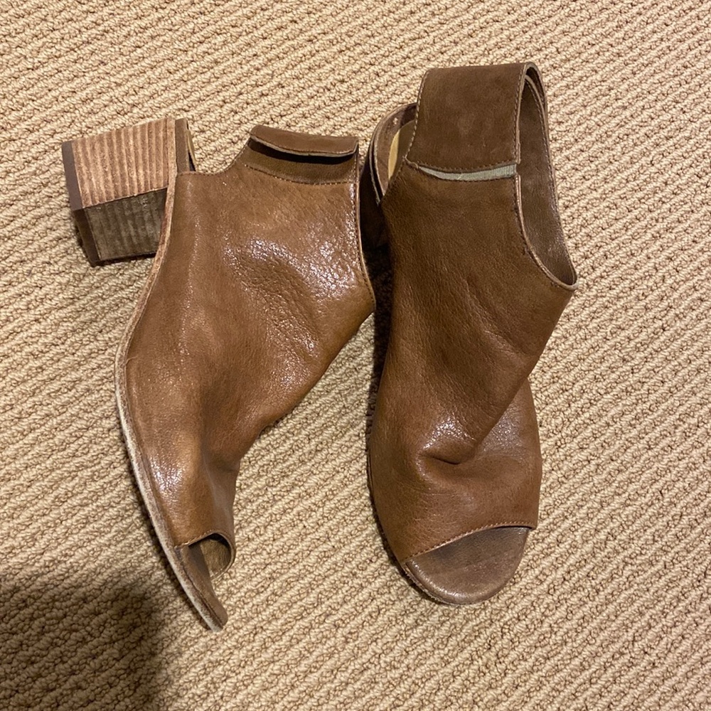 Made in Italy. Camel Leather block heels
